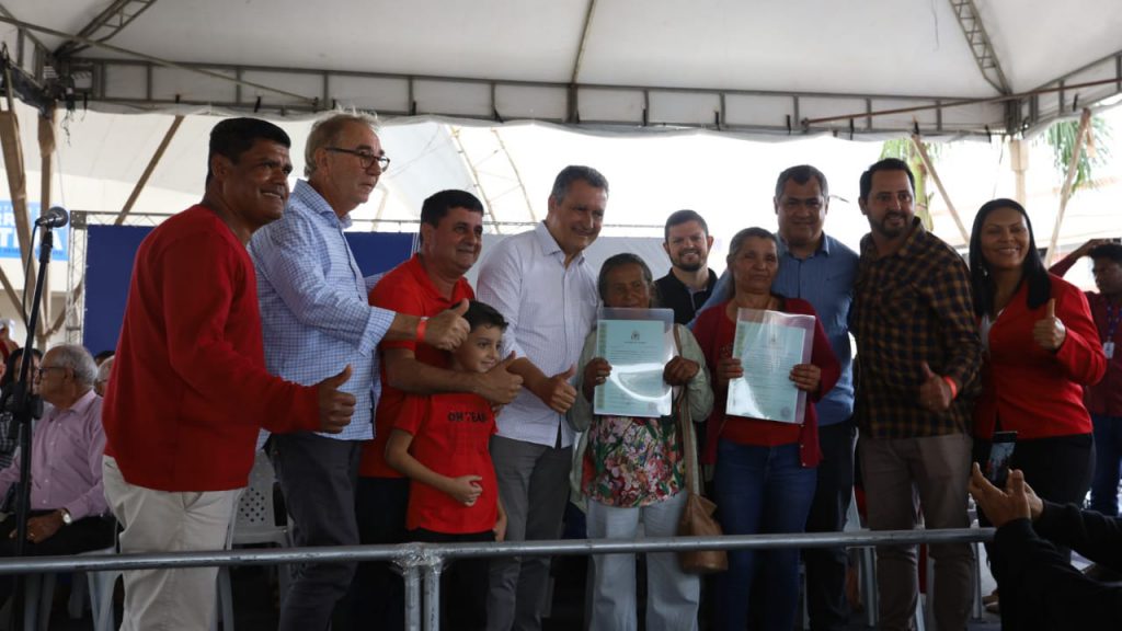 Entrega de títulos de terra em Barra da Estiva